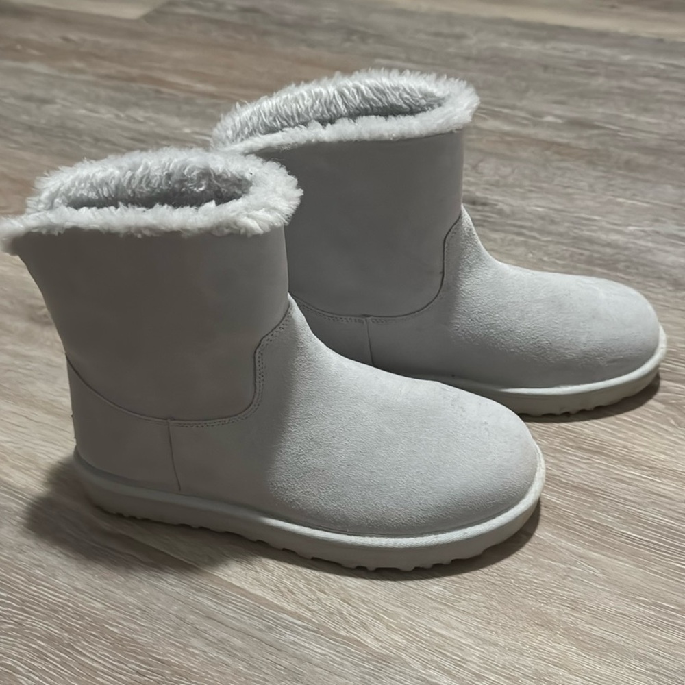 Light grey Ugg boots worn 1 time short light grey suede
Zipper in back
